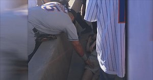 Tim Tebow prays for, waits with fan who suffered seizure