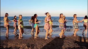 😍¡Muy buenos días! 💃Coreo Bachata con mis chicas 🥰 🎶Dosis de amor - Anyelina Blanco ♥️Muchas gracias a todas por el empeño que le ponéis a cada cosa que os proponemos y por seguirnos en cualquier locura...¡Lo hicisteis genial! 😄 😘Esperamos que os guste, qué tengáis un feliz día. . . . #myj #baileslatinos #ladies #ladiesday #bachata #ladystyle #ladystylebachata #bachatadance #bachatadancing #bachatadominicana #bachatafusion #dance #dancers #music #musica #arenales #arenalesdelsol #videoofth