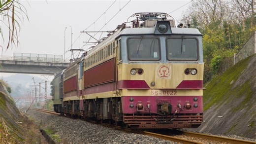 1月24日，兴隆场开52667回送韶山7C0022 0153去重庆西机务段拆解，一路追拍记录7c最后的身影