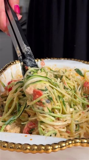 Yaidy Cohen on Instagram: "🧀 Pasta de Calabacín con Feta Horneado 🍝 Un plato bajo en carbohidratos, cremoso y lleno de sabor con calabacín en espiral y una salsa fácil de feta y tomate. INGREDIENTES: 1 bloque de queso feta 1 caja de tomates cherry 3 calabacines grandes, en espiral 1/2 taza de pechuga de pollo cocida y picada 1/4 taza de espinaca picada 1/3 taza de crema espesa (heavy cream) 1/4 taza de aceite de aguacate 4 dientes de ajo grandes 1/4 cdta de orégano Sal y pimienta al gusto Pere