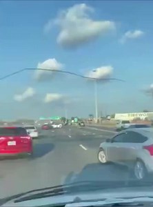 Texas /Dos niños pequeños sobrevivieron al ser expulsados desde un automóvil que volcó varias veces en un accidente en una autopista de Texas, Estados Unidos. Las imágenes muestran a un niño pequeño tratando de ponerse de pie mientras el otro mira a su alrededor, ambos parecen ilesos. VIDEO CORTESÍA | La Lima Avanza HN