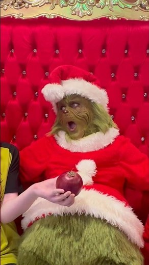 The Grinch Loves Onions! #thegrinch #grinchmas #universalstudios