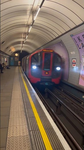 London Underground Trains | Pimlico Station