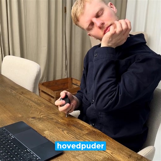 1,2 millioner danskere mærker det hver dag. Det her er måske ikke sexet. Men det virker. Vi taler ikke om sneakers. Vi taler om din ryg og din holdning. Og ja – det lyder kedeligt… lige indtil du opdager forskellen. Posture Shirt fra Anodyne retter kroppen op og aflaster nakke, skuldre og ryg. Resultatet? Mindre smerte. Mere energi. Bedre hverdag. ✔️ Brug den under dit normale tøj ✔️ Let, diskret og behagelig – hele dagen ✔️ Mærk forskellen på under 14 dage Rygsmerter og træthed rammer langt fle