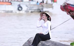 越南音乐MV，官方超清完整版东南亚特色之越南民族风单曲《Phiên Chợ Sông - Hà Vân，宋市场》老歌听听看