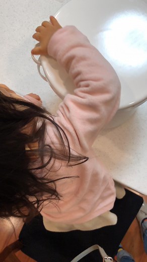 山口もえ Moe Yamaguchi on Instagram: "“おいしくな〜れ♪“ 三月に仕込んだ味噌に 次女が呪文を唱えてくれました😊 あれから七ヶ月・・・ 美味しい味噌ができあがったよ💕 今年は大豆と麦のあわせ味噌👏"