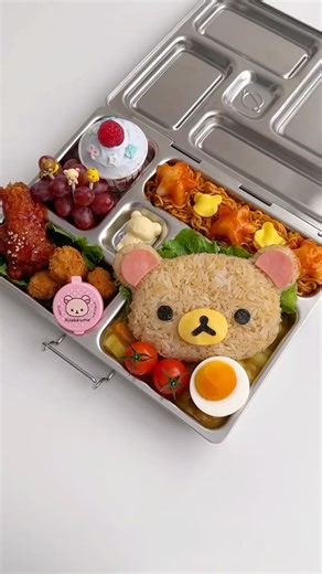 Wen Daily Life on Instagram: "Make bento for my sister. 🍛🍱🥢 #asmr #satisfying #aesthetic #food #lunch #lifestyle #curry #rilakkuma #rice #reels"