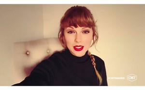【Taylor Swift】霉霉在线担任CMT颁奖嘉宾，颁发年度MV！