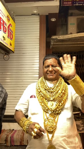 Katwal Nikhil on Instagram: "2 kg pure gold indor famous kulfi wala . . . . .#goldkulfiindore❤️ #explorepage #trending #viralreels #newpost"