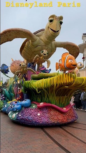 Le monde de Nemo et Sammy la tortue sur la grande parade de Disneyland Paris #disneylandparis #pixar