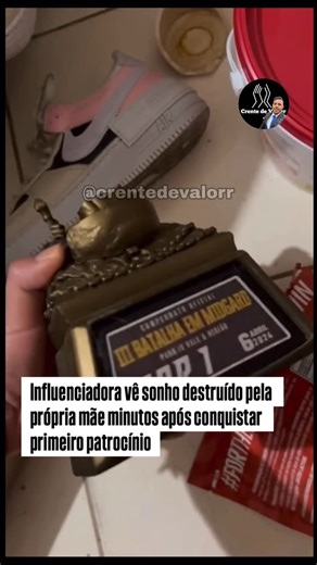 Crente De Valor on Instagram: "🎥 Vídeo viral que tem comovido a internet Uma influenciadora expôs um dos momentos mais dolorosos de sua trajetória. Após anos de treino e esforço como fisiculturista, ela gravou o unboxing do seu PRIMEIRO patrocínio de suplemento, um sonho finalmente realizado. Porém, poucos minutos depois, tudo foi destruído diante de seus olhos — pela própria mãe, que não aceitava o caminho que ela havia escolhido. ⏱️ “Foram apenas 10 minutos entre o melhor dia da minha vida e
