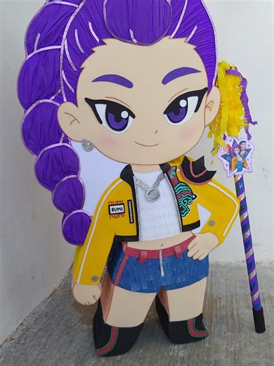 Piñata Rumi con Traje Amarillo: Fiesta K-Pop