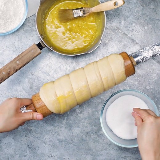 Technically these are Kürtőskalács, but chimney cakes is easier to pronounce ;) Taste for Yourself: https://bit.ly/2Ig9jdo 🎥: Tastemade UK | Tastemade