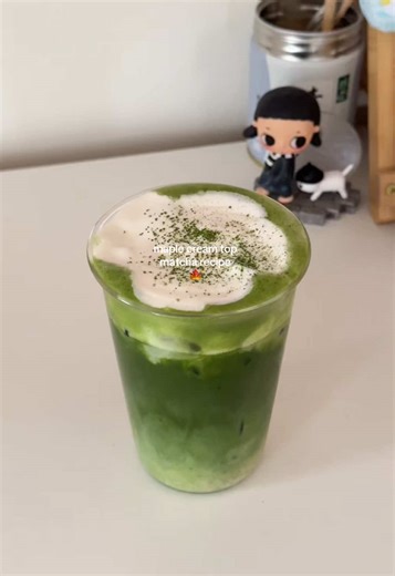 something about maple syrup in matcha makes it so good but still classic enough. think i prefer a salted maple tho 🍁 cream top ratio: 45g heavy whipping cream 20g oat milk 8g maple syrup 🍵 matcha ratio: 4g matcha powder 15g water at 80c for paste 30g additional water to whisk 120g oat milk #matcharecipe #maplematcha #matchatok #matchalatte #matchablossom