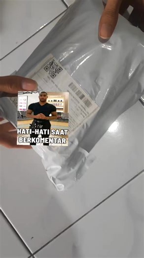 Unboxing iPhone 12 Mini dan iPhone SE 2