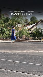 1.4M views · 5.3K reactions | Viral‼️Momen ras terkuat di bumi melintas rel kereta api. Meski kereta api mau lewat, emak-emak ini cuek saja. #keretaapi #sepurindo #railway #railfans #reels #viral #fyp | Sepur Indo | Facebook