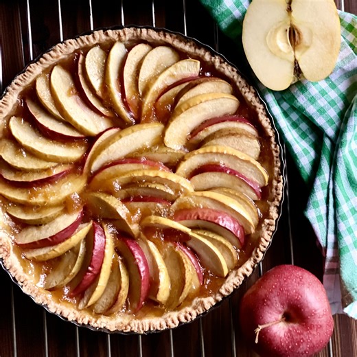 La crostata di mele appartiene all’immensa e straordinaria famiglia dei dolci preparati con con questo meraviglioso frutto. La mela, fin dall’antichità, è stato l’ingrediente principale di molte ricette (non solo dolci). Per non parlare del suo valore simbolico: dalla mitologia greca fino a Newton! Insomma: storia, tradizione e cucina si condensano in questo pomo così vario (7500 varietà al mondo). La mela è ricca di sali minerali, vitamine, acqua e pectina che stimola la digestione. Qui la rice
