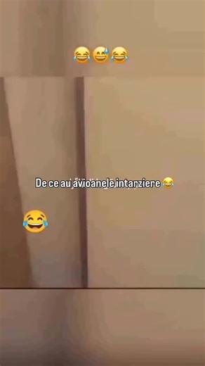 Amazing skills only on Instagram: "日本利用压电瓷砖将脚步转化为电能。这些瓷砖捕捉来自你脚步的动能。当你行走时，你的重量和动作会对瓷砖产生压力。瓷砖会轻微弯曲，从而产生机械应力。瓷砖内部的压电材料将这种应力转化为电能。每一步都会产生少量电荷，而数百万步结合在一起就能产生足够的电力来驱动 LED 灯、数字显示屏和传感器。在像涩谷车站这样繁忙的地方，每天大约有 240 万个脚步为这一系统作出贡献。这些电能可以被储存或立即使用，从而减少对传统电力来源的依赖，并支持可持续的城市基础设施。这种方法将日常运动转化为实用的可再生能源 #日本 #知识 #事实 #你知道吗 #推荐 #科技 #创新 #历史 #技术 #实验 #热门"