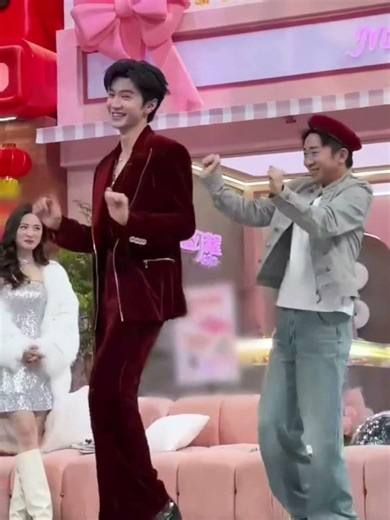 #chenzheyuan and #yangdi yang dance was too cute #hellosaturday