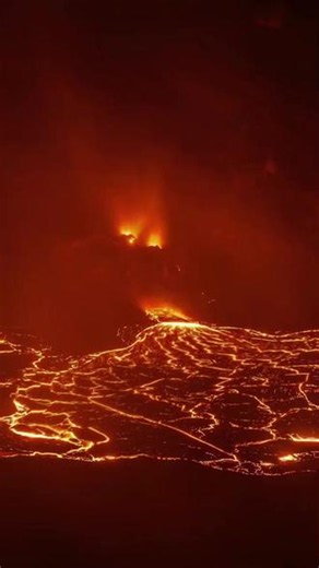 夏威夷基拉韦阿火山的某个火山口内热熔岩的运动形成了一道别致的风景线#国家地理 #框框带你看世界 #特有意思 #火山 #我的镜头为大自然而生