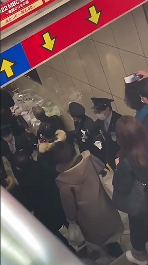 ２２年前、新大久保駅のホームから転落した人を救助しようと線路に降り電車にはねられて故人になった、韓国人の留学生イ・スヒョンさん（２６）とカメラマンの関根史郎さん（４７）の崇高な犠牲的愛を忘れません。