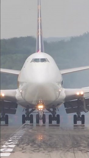 BOEING 747 LANDING
