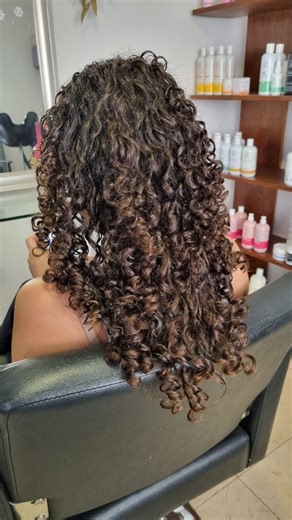 ¿Por qué los rizos y ondas se cortan en seco? Trabajar directamente sobre el cabello seco permite conseguir un acabado más natural, preciso y fiel a la textura real de cada rizo. El corte en seco se realiza directamente sobre el cabello en su estado natural, limpio y sin mojar, lo que permite trabajar sobre su volumen real, movimiento y forma auténtica. El resultado es un corte personalizado, adaptado a la fisionomía de cada persona y mucho más fácil de estlizar en casa, además de ayudar a detec
