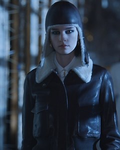 A fusion of fairy tale inspirations and iconic House codes, the resolutely contemporary Autumn-Winter 2021-2022 collection on.dior.com/aw2021-22 by Maria Grazia Chiuri draws on the protofeminism of 17th-century fables by French women writers in literary salons. Their strong and independent protagonists are evoked in looks that combine sharp tailoring with airy tulle, traditional Dior grey tweeds with innovative upcycled weaves, froths of flower-infused eveningwear with sensual diaphanous draping