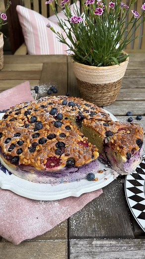 🍰 Italienischer Beerenkuchen mit Ricotta und Pinienkerne Hier ist das Geheimnis für einen himmlisch leckeren Beerenkuchen, ideal für jede Gelegenheit. Zutaten: 500 g Ricotta 125 g Butter 6 Eier (Größe M) 150 g Zucker 1 TL gemahlene Vanille 250 g Mehl 2 TL Backpulver Schale von 1 Bio Zitrone 2 TL Zitronensaft 80 ml Milch 300 g gemischte Beeren 2 EL Pinienkerne Zubereitung: 1. Ricotta abtropfen lassen. Butter zerlassen und abkühlen. 2. Eier, Zucker und Vanille schaumig schlagen. Butter einrühren.