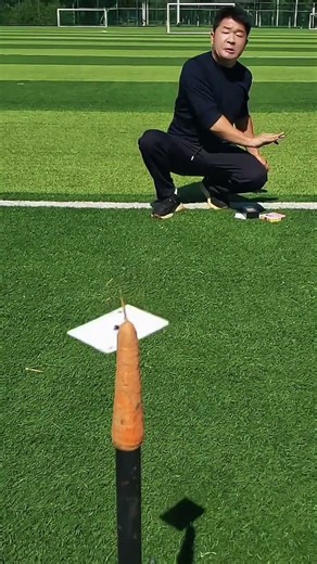 skills in throwing playing cards, poker tricks, throwing paper playing cards, card magic