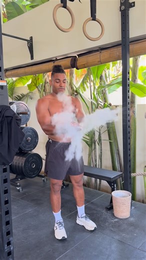 Rick Azas on Instagram: "Anzeige! Auf dem Weg zum Sixpack 😮‍💨 Beste „Limo“ nach dem Training 💪🏽 @esncom"