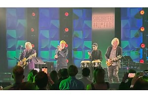 R.E.M.が一夜限定で再結成　ソングライターの殿堂入り式典で創設メンバー4人がライヴ演奏 - amass