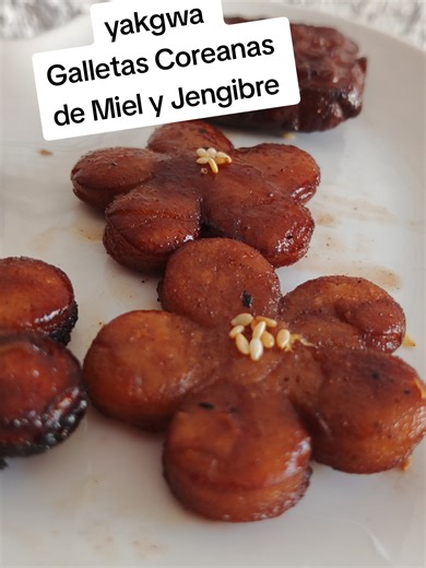 Las Yakgwa son galletas tradicionales de Miel y Jengibre que se suelen hacer en forma de flor, pero puedes usar cualquier molde #korean #korea #coreano #corea