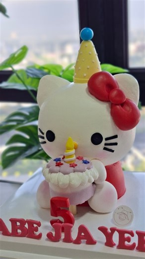 Hello Kitty 生日派对 🎀 一整只 3D 造型蛋糕，让生日瞬间变得更特别！ Cute enough to melt every kid’s heart 🎀 This 3D Hello Kitty birthday cake looks like a real toy 😍 Perfect for kids who love something adorable, sweet & unforgettable 💗 📍Selangor & KL | 💌 DM to order #hellokittycake #kidsbirthdaycake #3dcake #malaysiacake #birthdaycakedesign | Twinkle Cakery