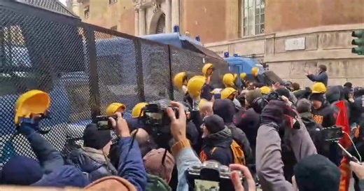 Ex Ilva, scontri a Genova tra manifestanti e forze dell'ordine