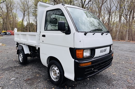 No Reserve: 1997 Daihatsu Hijet Dump Truck 4WD 5-Speed