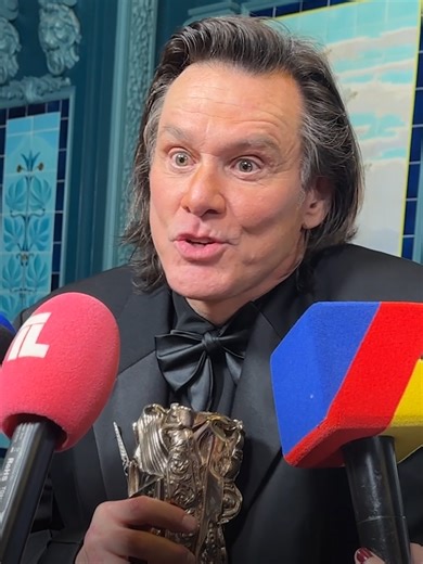 Jim Carrey a adoré l'intro de Benjamin Lavernhe lors de la cérémonie des César 🤩 Il recevait un César d'honneur pour l'ensemble de sa carrière ! #César2026 #OnRegardeQuoi #jimcarrey #imitation @academiedescesar