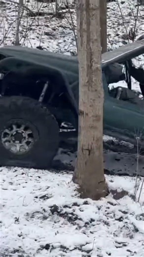1st gen 4runner on 37s offroad fun at the STF. Wheelin with friends in the backyard