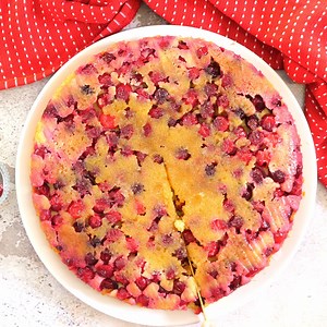 A super fluffy gluten-free yellow cake with a bright zing of fresh cranberries that caramelize perfectly. Recipe: https://www.lowcarbspark.com/keto-cranberry-upside-down-cake/ | Low Carb Spark