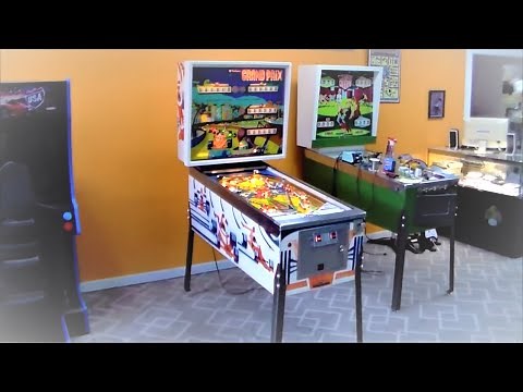 Playing Williams' 1976 Grand Prix Pinball Machine - This Thing Has Everything!