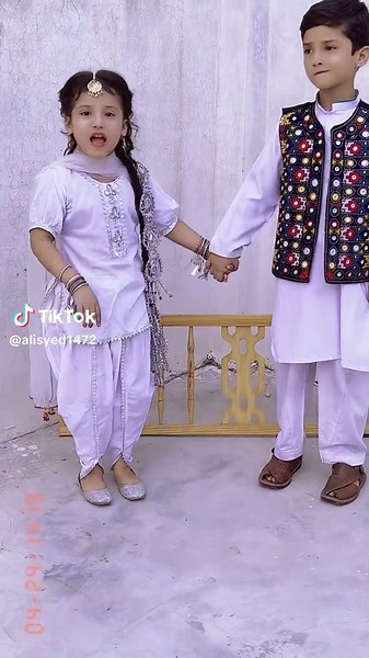 Traditional Punjabi Giddha Dance Performance by Veer and Behan