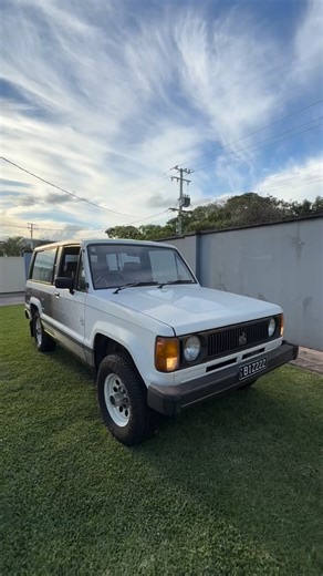 Holden Jackaroo 1985 on Instagram: "Manual windows. Manual gearbox. Manual transfer case. Maximum feel. Zero fluff. 1985 Holden Jackaroo doing what it does best. Part 1 of having a chat around what makes these old girls so great. #jackaroo #holdenheritage #manualtransmission #classic4wd #oldschool4x4 povreel mechanical 4wdcommunity aussie4wd retrodrive"