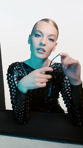 Our new mascara features a high-tech bendable wand that helps you reach every single lash for maximum effect. ✅ Smudge-proof formula ✅ Instant volume and curl ✅ Long-lasting wear 🙋‍♀️ Hands up if you think this might be your new go-to mascara! . . . 🔎: 43129 | Oriflame