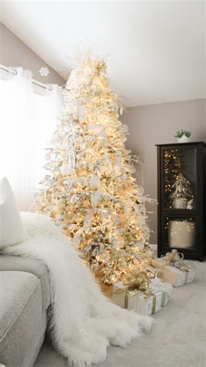 Rebecca Robeson on Instagram: "OMG… 🎄✨ One of my amazing Design Sessions members shared their Christmas decorating before and after implementing my Design Principles …and WOW. The transformation is absolutely astounding. Intentional, polished, and magical… every corner now tells a story, every layer feels purposeful, and the holiday spirit shines brighter than ever. This is exactly why I teach… because a little guidance can turn holiday decorating into absolutely extraordinary 💃🎄 Want your ho