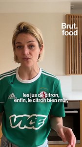 "Le cocktail sans alcool mérite un savoir-faire aussi important qu'un cocktail alcoolisé." BRUT FOOD. Une piña colada sans alcool, ça vous dit ? Mais on met quoi à la place du rhum ? Tuto avec la mixologiste Margot Lecarpentier et son ingrédient secret qu'on n'avait pas vu venir… 👀🍹 | Brut
