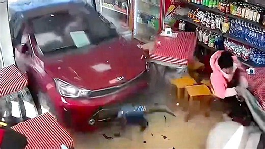 Τρελή πορεία αυτοκινήτου στην Κίνα - Διέλυσε κατάστημα - Σοκαρισμένη η οδηγός