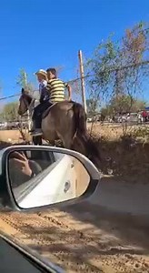 2.4M views · 14K reactions | Sin sombrero no Hay Vaquero A wero agarrate del Penco por Qué va Que Buela 藍藍藍藍 Va sobre el payaso allá.por satevo RACE Track 嵐藍 | Carreras de Caballos de la Region | Facebook