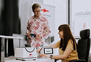 Osoby z cukrzycą typu II nie będą musiały nakłuwać palca do pomiaru glukozy we krwi. Powstał bezinwazyjny glukometr