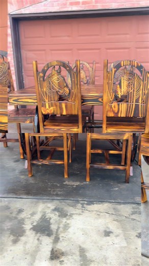 Comenzando el año con este hermoso comedor alto con mesa de ruedas nosotros personalizamos y hacemos sus muebles alto gusto de cada cliente trabajamos por pedidos para más información no dude en llamarnos al 682-365-2416 con Elizabeth Martínez #homedecor #furnituredeals #shoplicaltexas #hamnadefurniture #woodworking