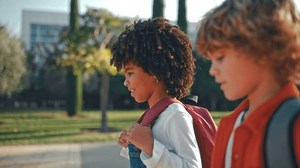 Happy smart kids with school bags: Stockvideos & Filmmaterial (100 % lizenzfrei) 1100157595 | Shutterstock